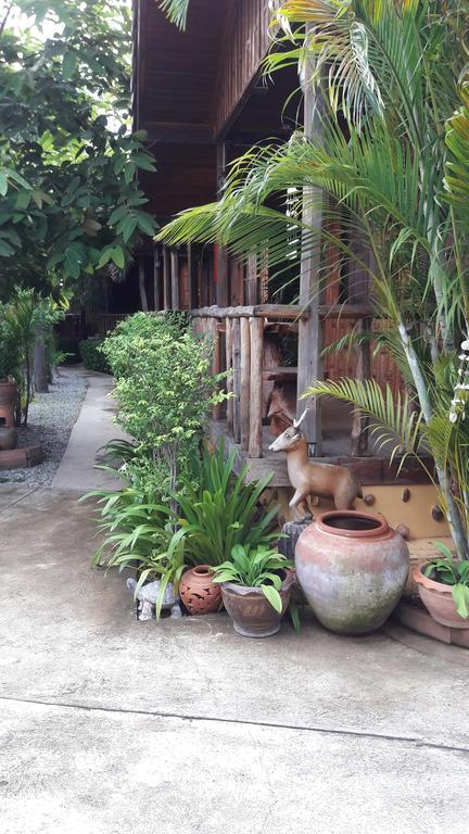 J&J Guesthouse Sukhothai Exteriör bild