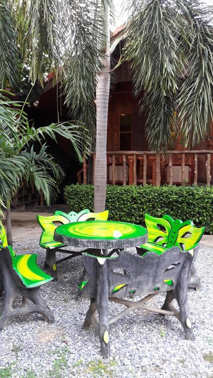 J&J Guesthouse Sukhothai Exteriör bild