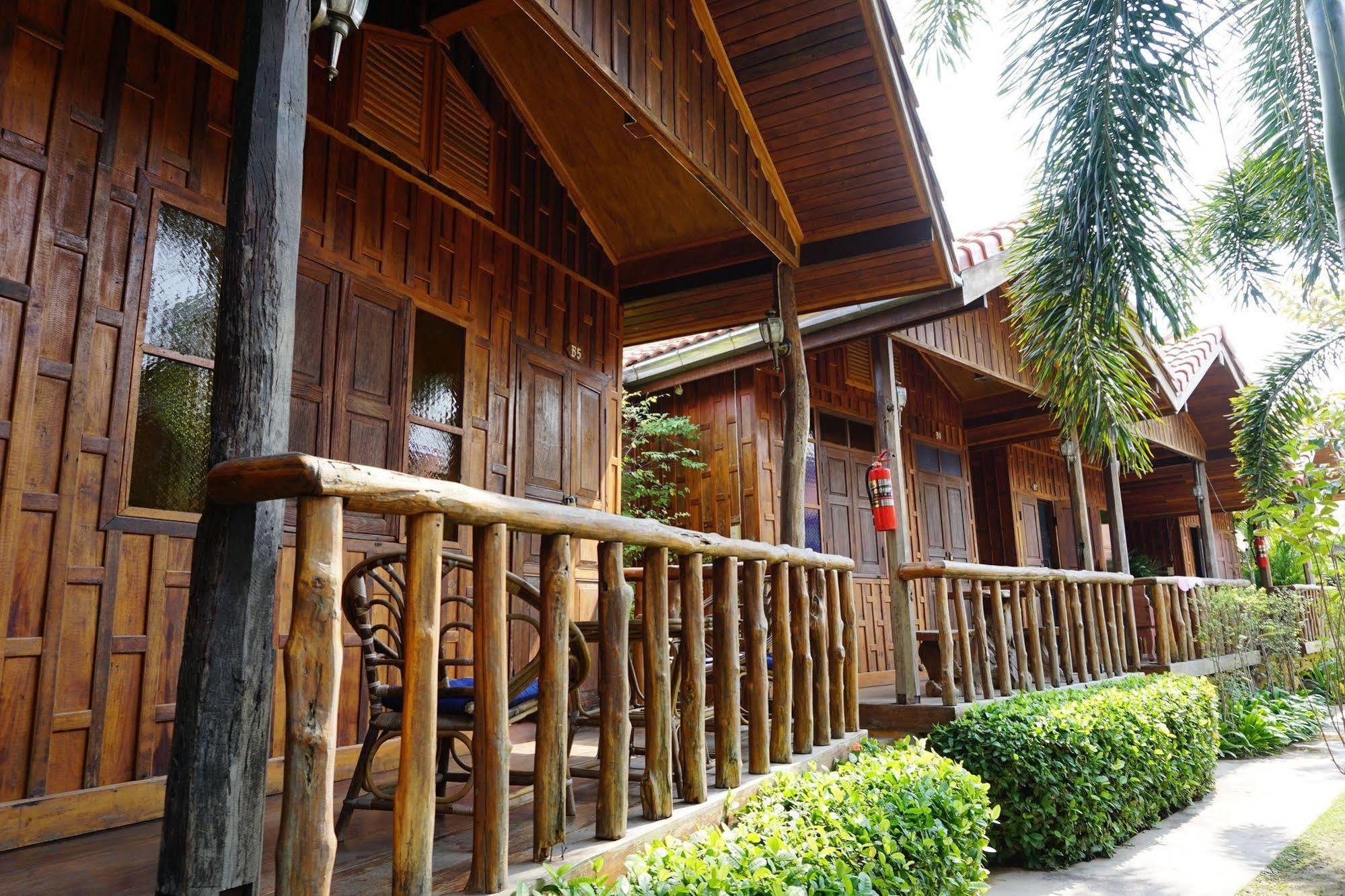 J&J Guesthouse Sukhothai Exteriör bild