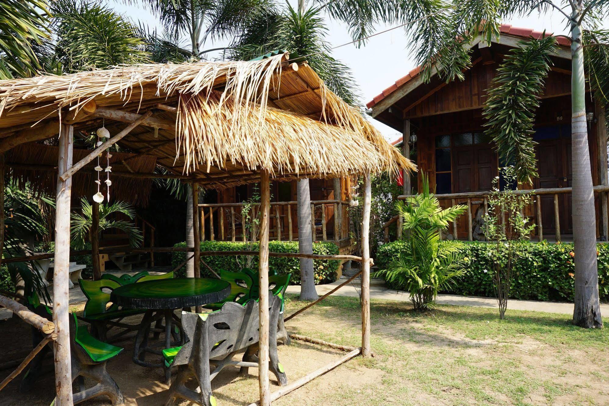 J&J Guesthouse Sukhothai Exteriör bild