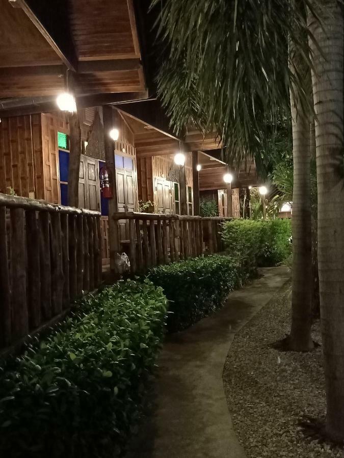 J&J Guesthouse Sukhothai Exteriör bild